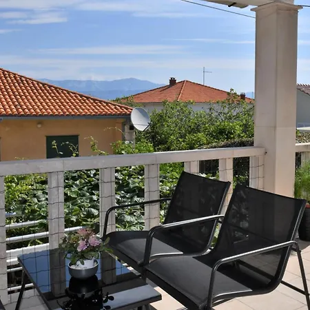 Mandalena With Terrace, 1 Min Walk To The * Supetar