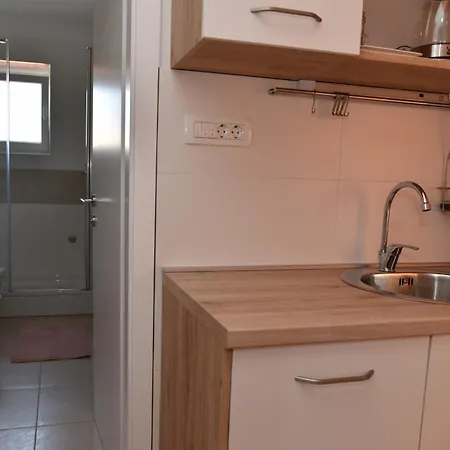 Appartement Mandalena With Terrace, 1 Min Walk To The Supetar