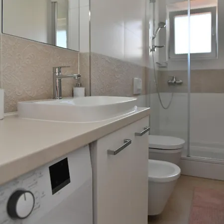Appartement Mandalena With Terrace, 1 Min Walk To The