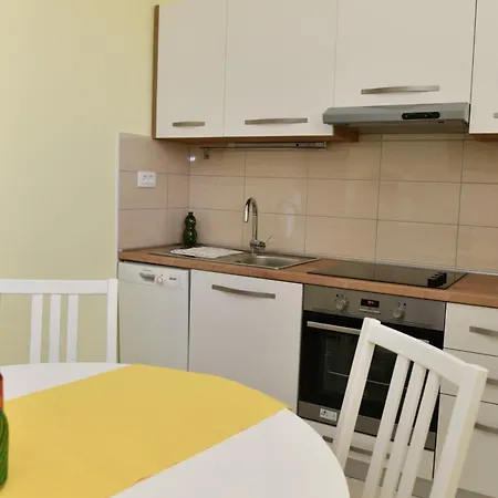 Appartement Mandalena With Terrace, 1 Min Walk To The Supetar