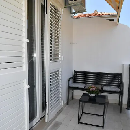 Mandalena With Terrace, 1 Min Walk To The * Supetar