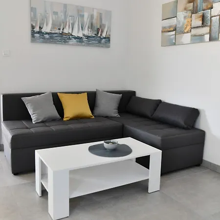 Appartement Mandalena With Terrace, 1 Min Walk To The