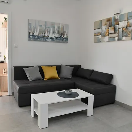 Mandalena With Terrace, 1 Min Walk To The *